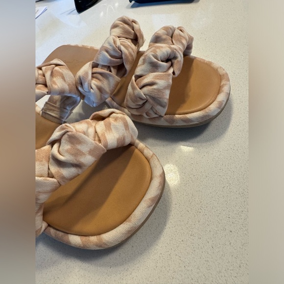 Pattern Sandals - Picture 2 of 3